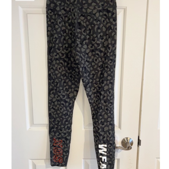White Fox x Sarah's Day Leggings Size Medium - Picture 3 of 4